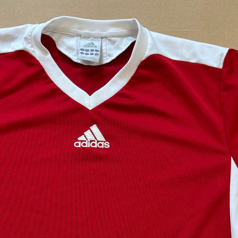 Detailansicht: Sourced limited accessories and clothes Adidas vintage sportswear t-shirt – Logo, Nähte oder Material