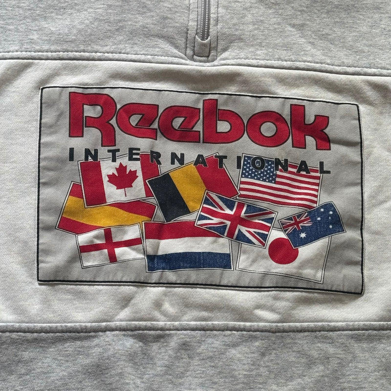 Detailansicht: Sourced limited accessories and clothes Vintage Reebok International sweatshirt – Logo, Nähte oder Material