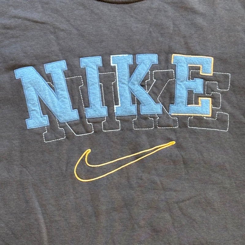 Detailansicht: Sourced limited accessories and clothes Vintage brown Nike sweatshirt – Logo, Nähte oder Material