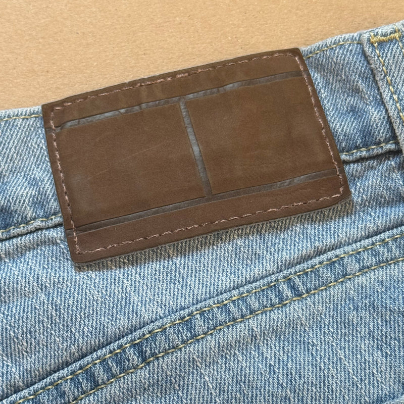 Detailansicht: Sourced limited accessories and clothes Vintage Tommy Hilfiger straight leg jeans – Logo, Nähte oder Material