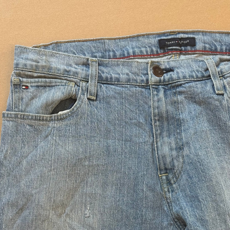 Detailansicht: Sourced limited accessories and clothes Vintage Tommy Hilfiger straight leg jeans – Logo, Nähte oder Material