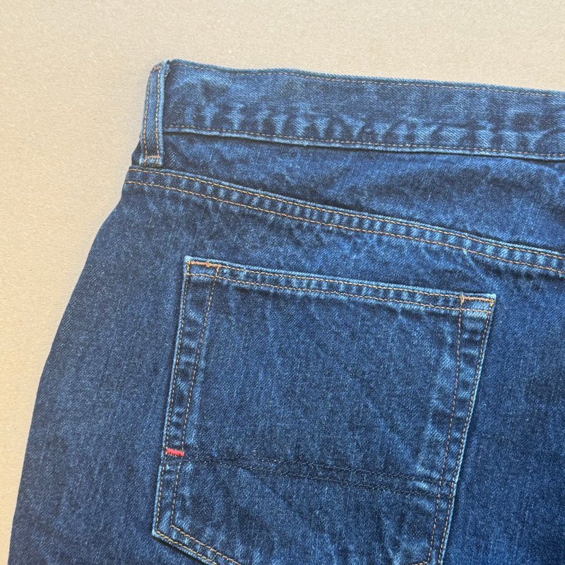 Detailansicht: Sourced limited accessories and clothes Tommy Hilfiger baggy straight-leg jeans – Logo, Nähte oder Material
