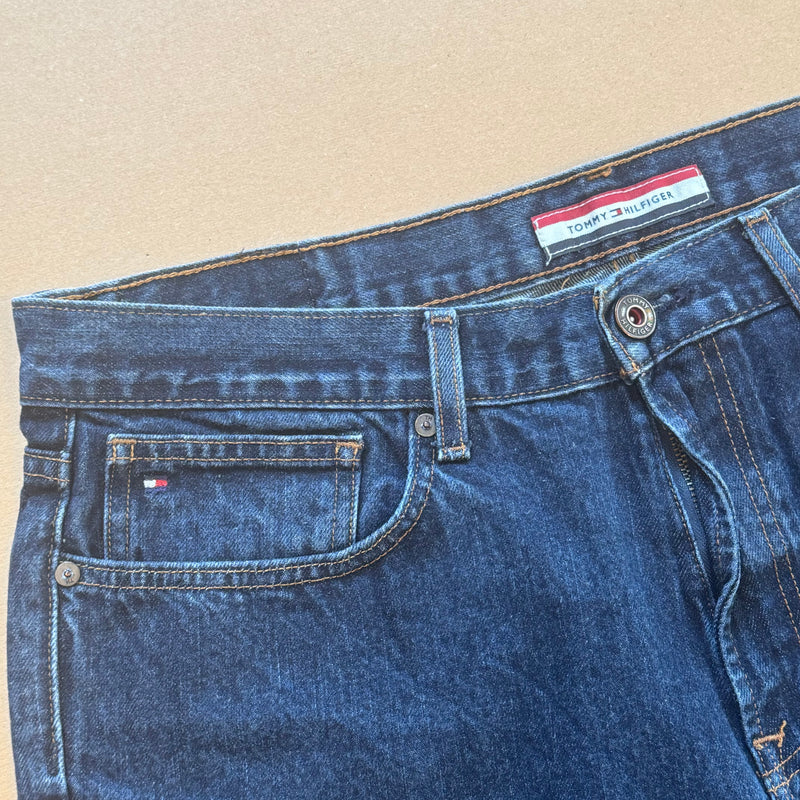 Detailansicht: Sourced limited accessories and clothes Tommy Hilfiger baggy straight-leg jeans – Logo, Nähte oder Material