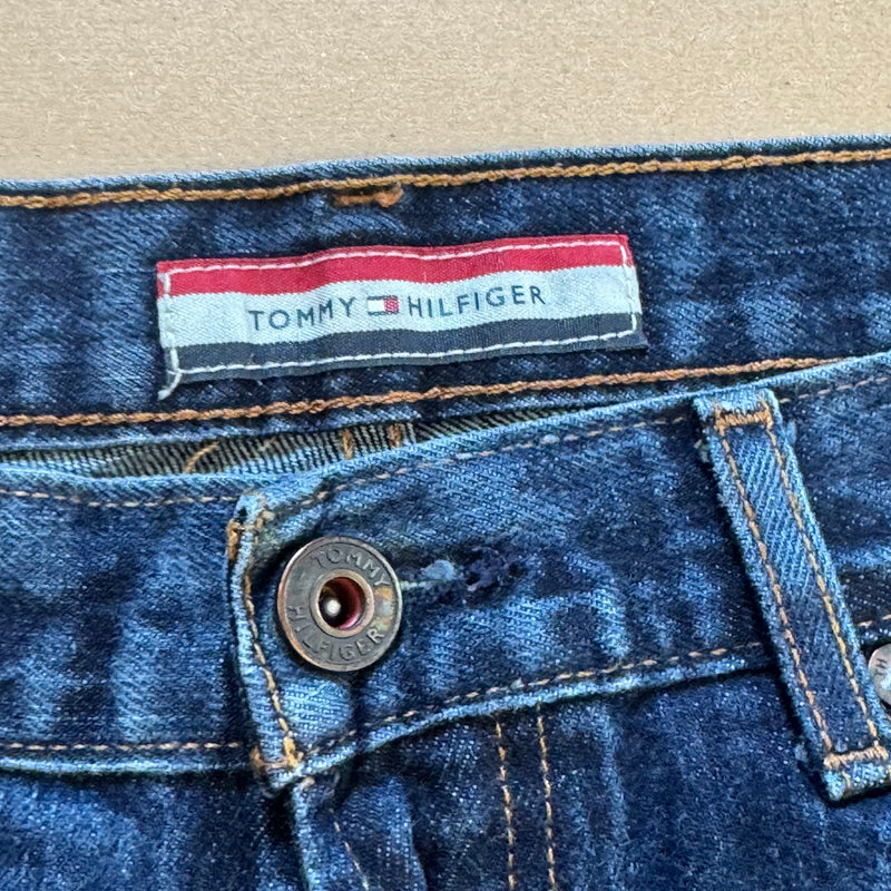 Detailansicht: Sourced limited accessories and clothes Tommy Hilfiger baggy straight-leg jeans – Logo, Nähte oder Material