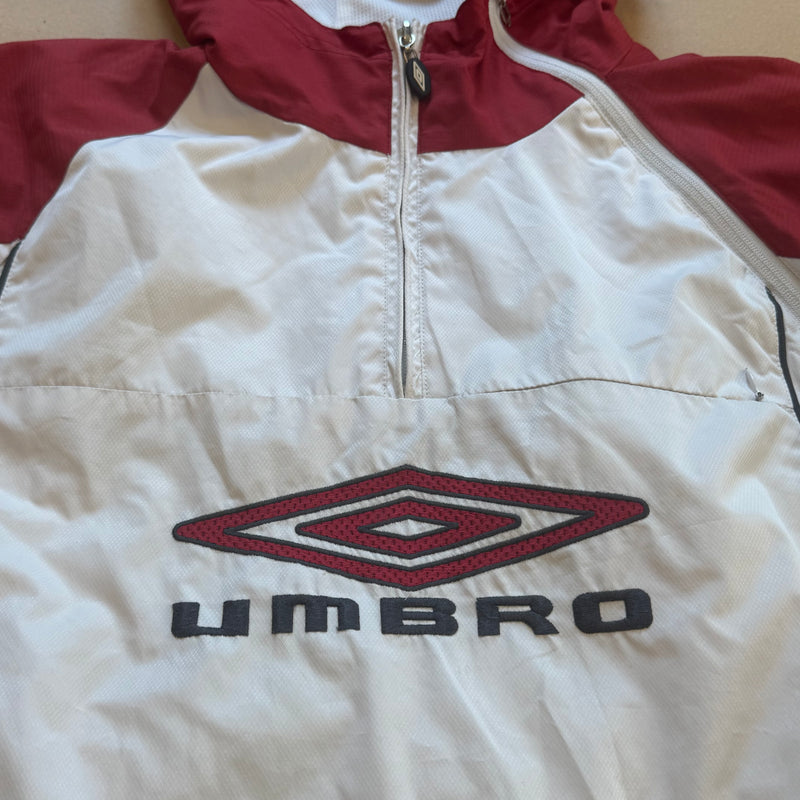 Detailansicht: Sourced limited accessories and clothes Vintage Umbro streetwear rain jacket – Logo, Nähte oder Material