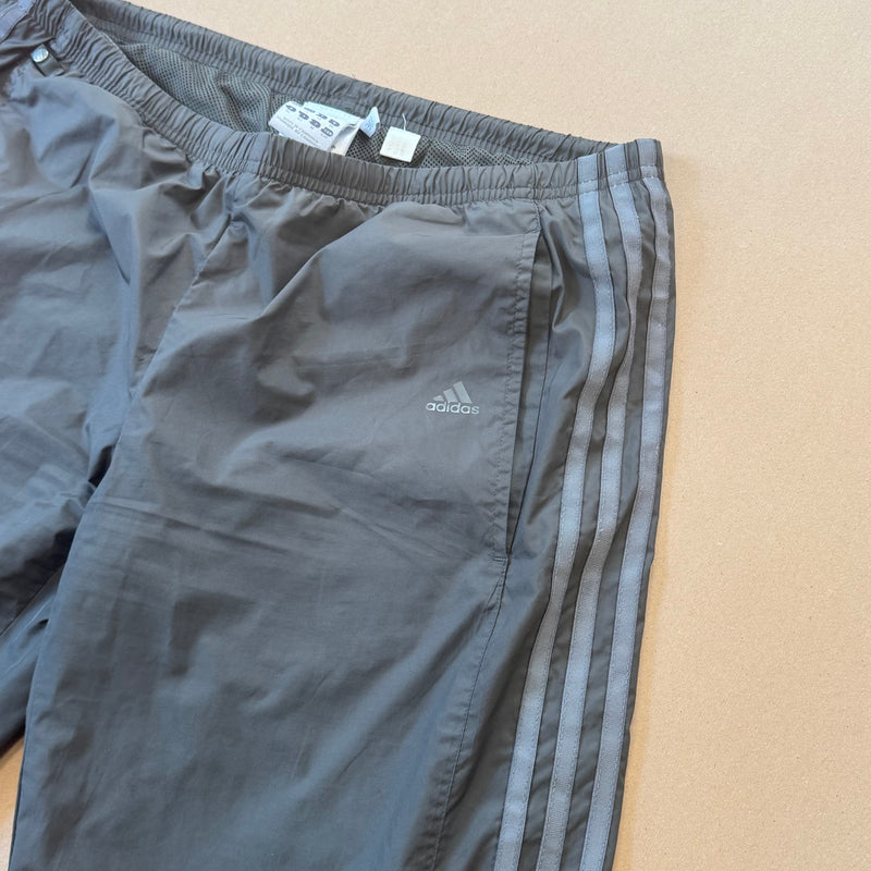 Detailansicht: Sourced limited accessories and clothes Vintage Adidas track set (jacket + pants) – Logo, Nähte oder Material