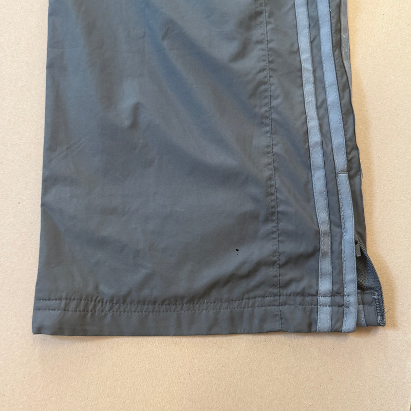 Detailansicht: Sourced limited accessories and clothes Vintage Adidas track set (jacket + pants) – Logo, Nähte oder Material