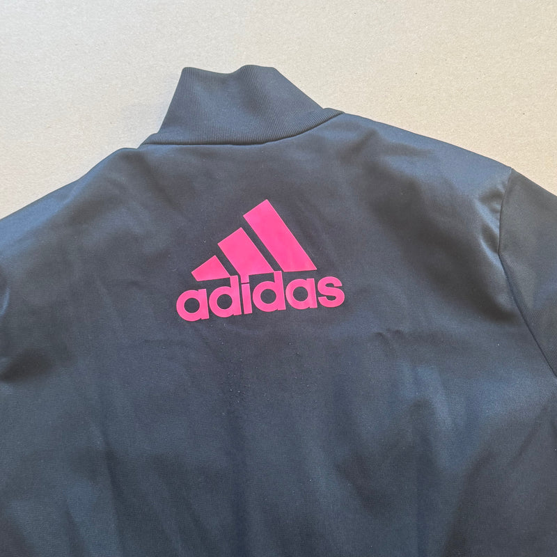Detailansicht: Sourced limited accessories and clothes Vintage Adidas black track jacket – Logo, Nähte oder Material