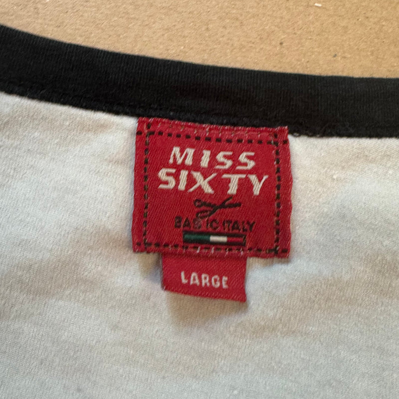 Detailansicht: Sourced limited accessories and clothes Stylish Miss Sixty vintage long sleeve shirt – Logo, Nähte oder Material