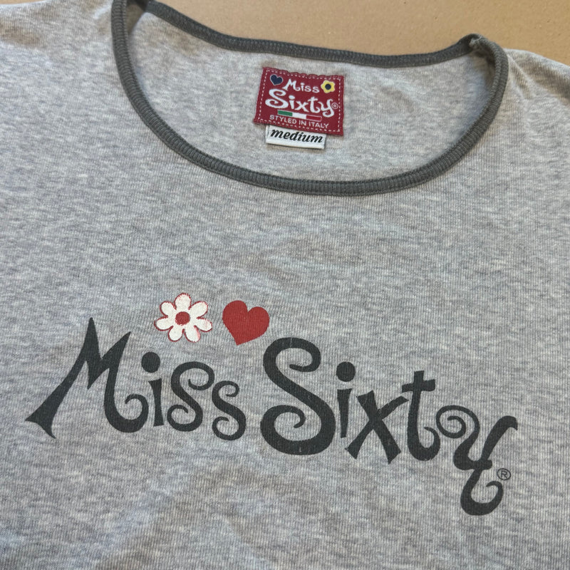 Detailansicht: Sourced limited accessories and clothes Miss Sixty cropped summer t-shirt – Logo, Nähte oder Material