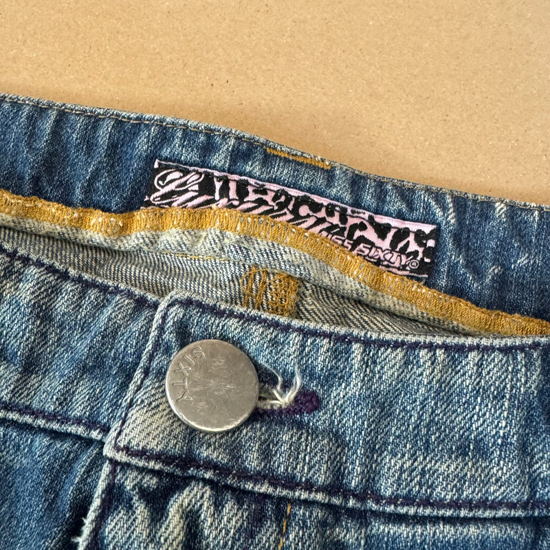 Detailansicht: Sourced limited accessories and clothes Luxury Miss Sixty pirate pants – Logo, Nähte oder Material
