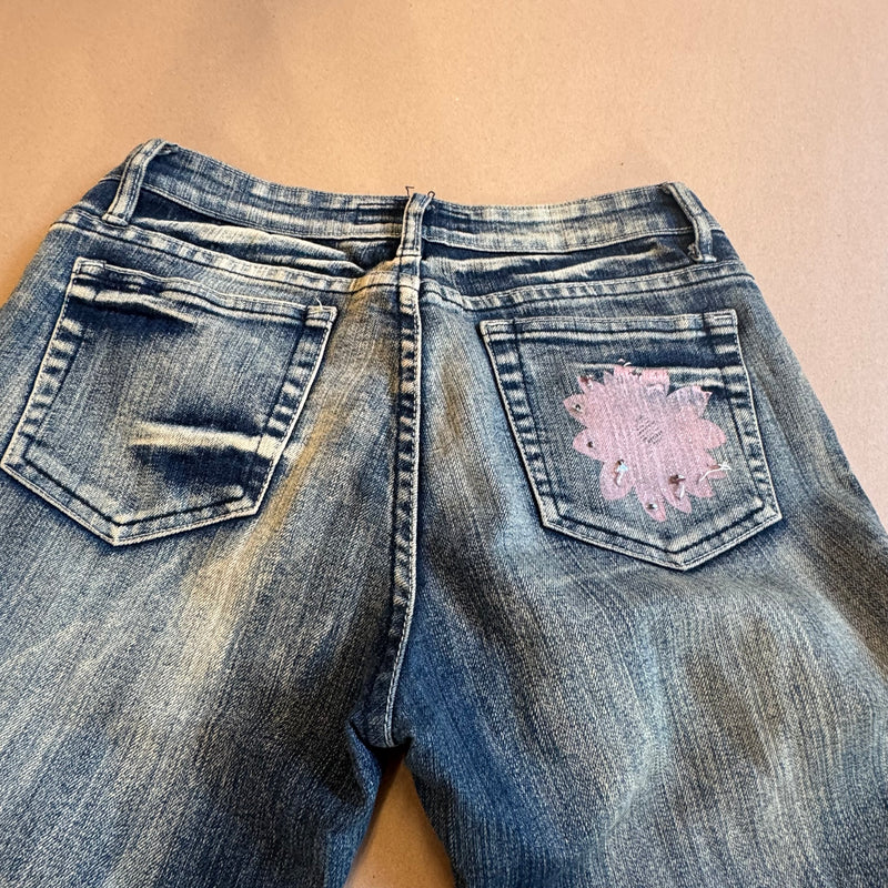 Detailansicht: Sourced limited accessories and clothes Vintage floral Miss L-W summer jeans – Logo, Nähte oder Material