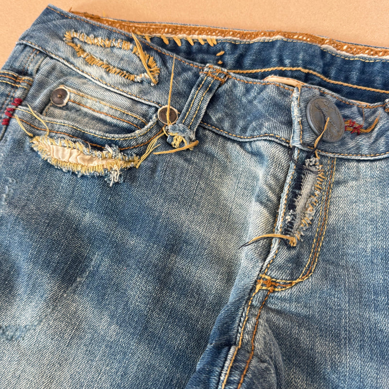 Detailansicht: Sourced limited accessories and clothes Hangana vintage summer jeans – Logo, Nähte oder Material