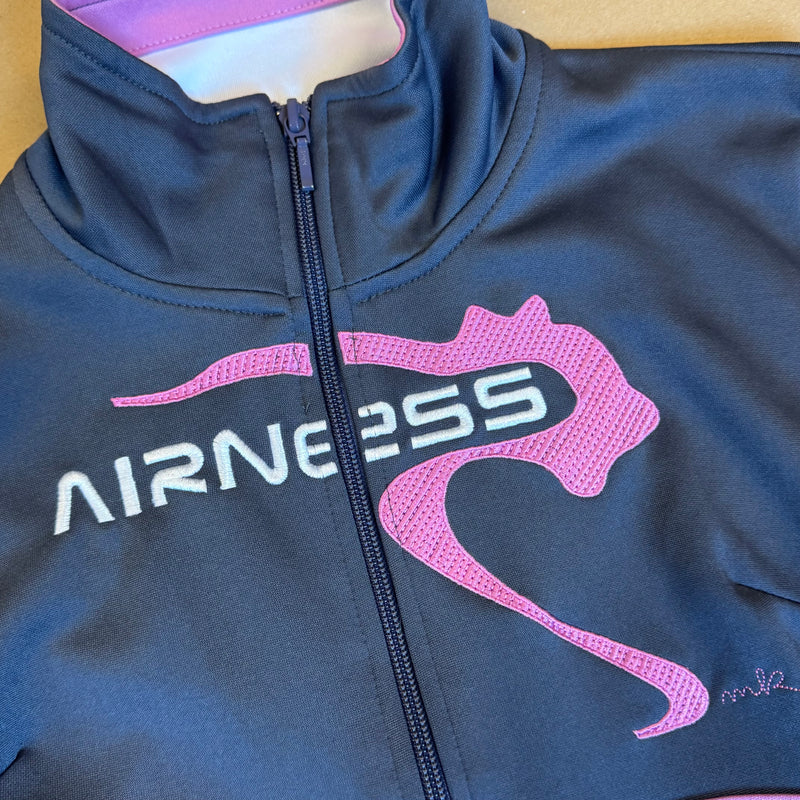 Detailansicht: Sourced limited accessories and clothes Airness grey and pink women's track jacket – Logo, Nähte oder Material
