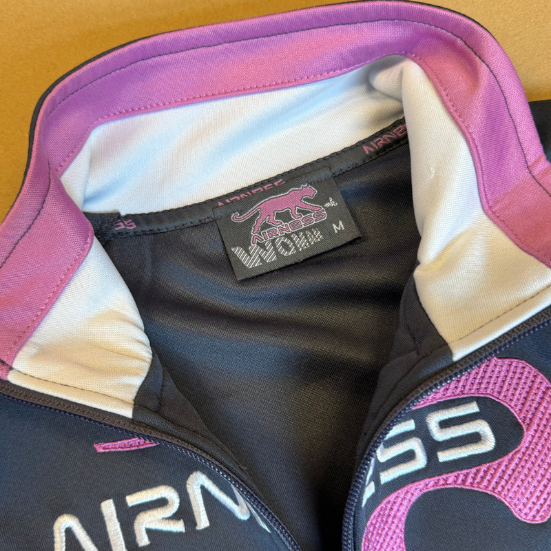 Detailansicht: Sourced limited accessories and clothes Airness grey and pink women's track jacket – Logo, Nähte oder Material