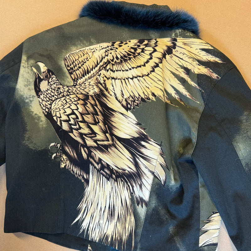 Detailansicht: Sourced limited accessories and clothes Vintage Eagle print light cropped jacket – Logo, Nähte oder Material