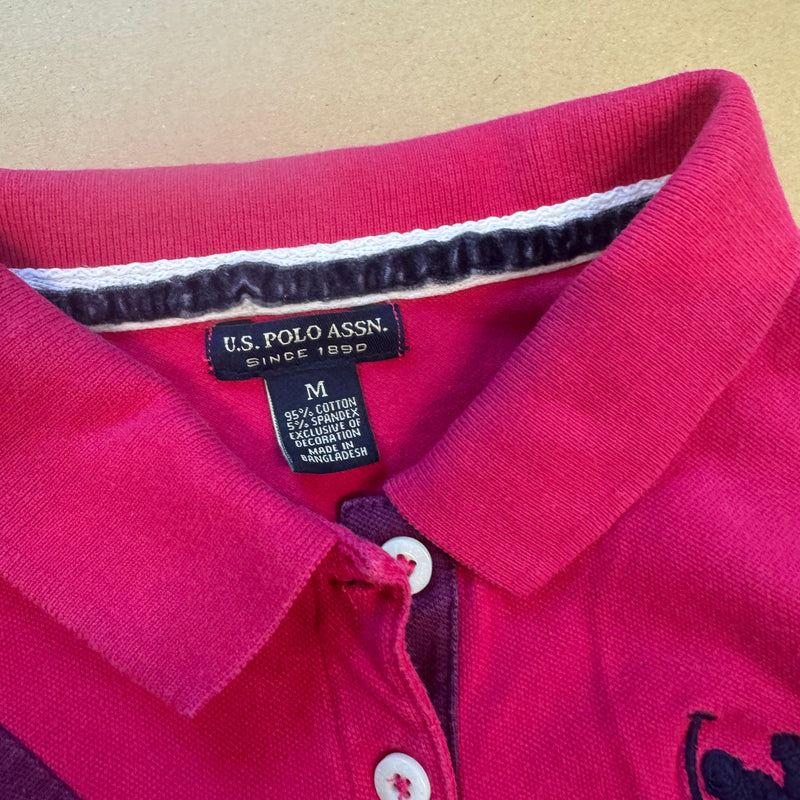 Detailansicht: Sourced limited accessories and clothes US Polo Assn pink long sleeve poloshirt – Logo, Nähte oder Material