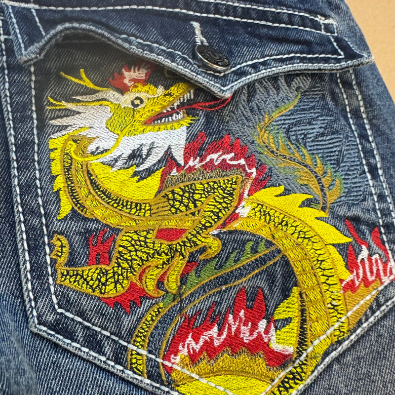 Detailansicht: Sourced limited accessories and clothes True Religion Stitched Dragon Straight Leg Jeans – Logo, Nähte oder Material