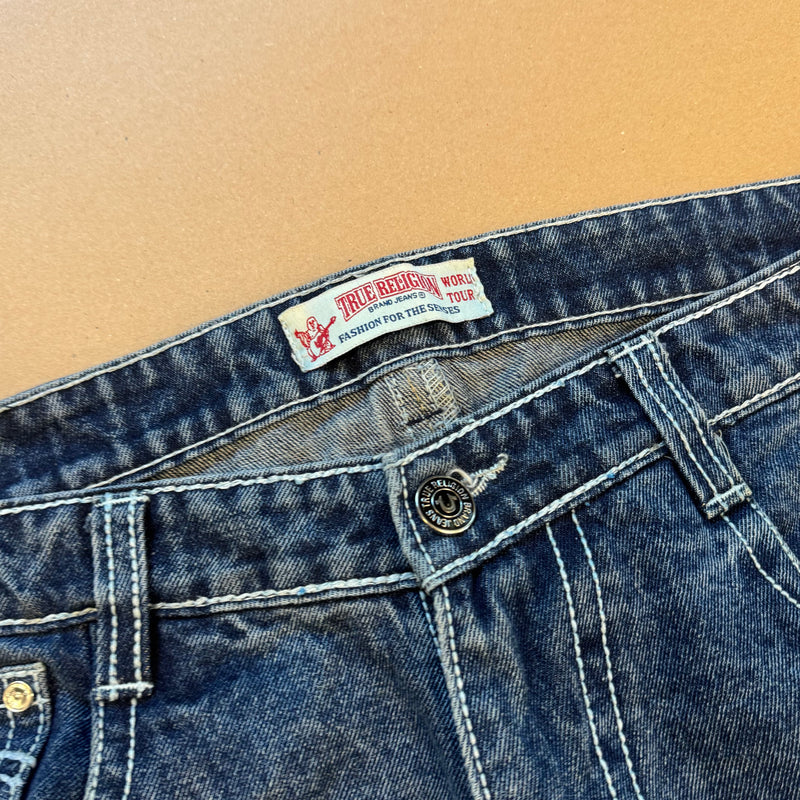 Detailansicht: Sourced limited accessories and clothes True Religion Stitched Dragon Straight Leg Jeans – Logo, Nähte oder Material