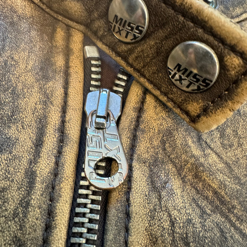 Detailansicht: Sourced limited accessories and clothes Miss Sixty stylish women's leather jacket – Logo, Nähte oder Material
