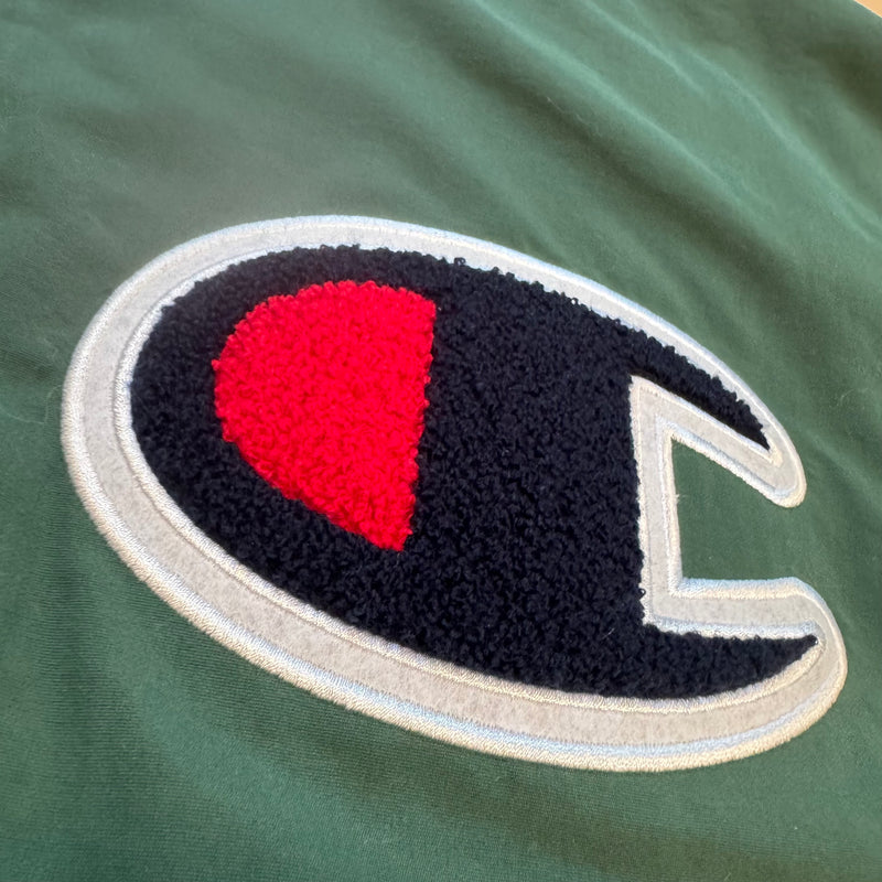 Detailansicht: Sourced limited accessories and clothes Supreme x Champion bomber jacket – Logo, Nähte oder Material