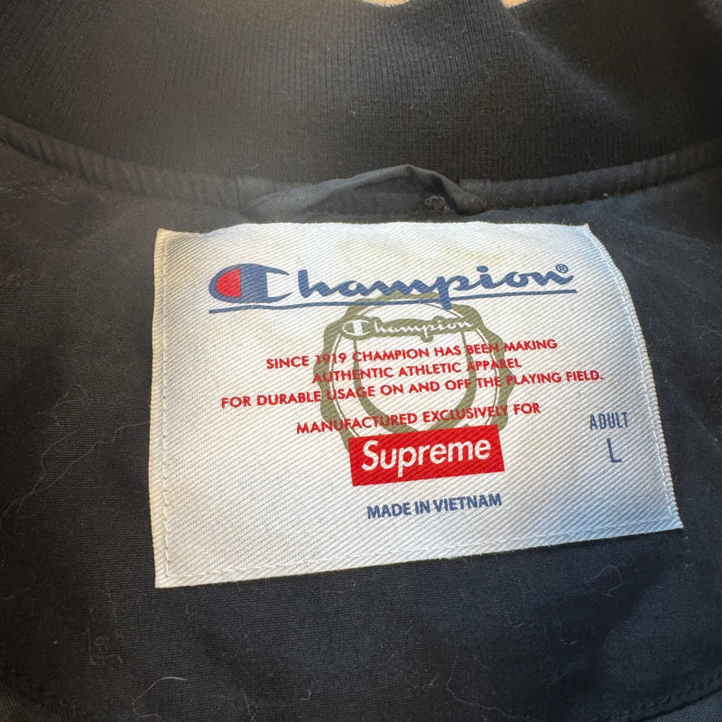 Detailansicht: Sourced limited accessories and clothes Supreme x Champion bomber jacket – Logo, Nähte oder Material