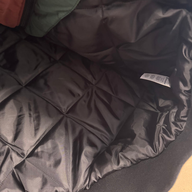 Detailansicht: Sourced limited accessories and clothes Supreme x Champion bomber jacket – Logo, Nähte oder Material