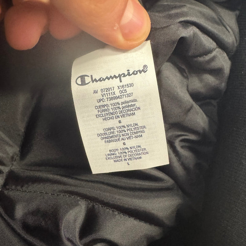 Detailansicht: Sourced limited accessories and clothes Supreme x Champion bomber jacket – Logo, Nähte oder Material