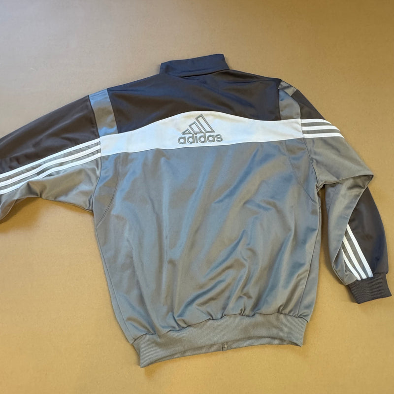 Detailansicht: Sourced limited accessories and clothes Vintage Adidas streetwear track jacket – Logo, Nähte oder Material