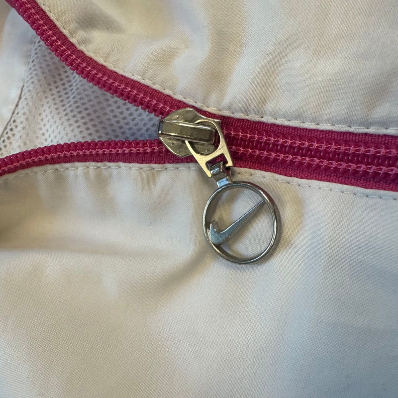 Detailansicht: Sourced limited accessories and clothes Vintage Nike white and pink raincoat – Logo, Nähte oder Material