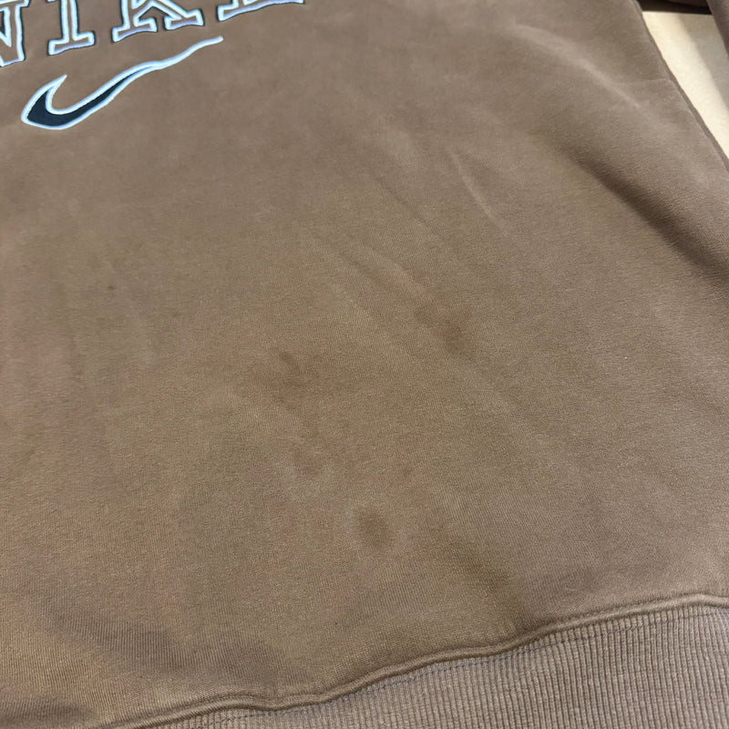 Detailansicht: Sourced limited accessories and clothes Vintage brown Nike sweatshirt – Logo, Nähte oder Material
