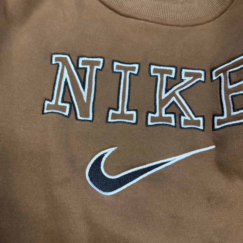 Detailansicht: Sourced limited accessories and clothes Vintage brown Nike sweatshirt – Logo, Nähte oder Material