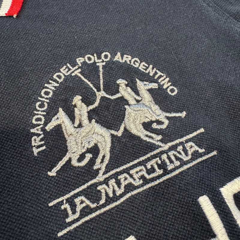 Detailansicht: Sourced limited accessories and clothes La Martina Porsche polo streetwear classic – Logo, Nähte oder Material