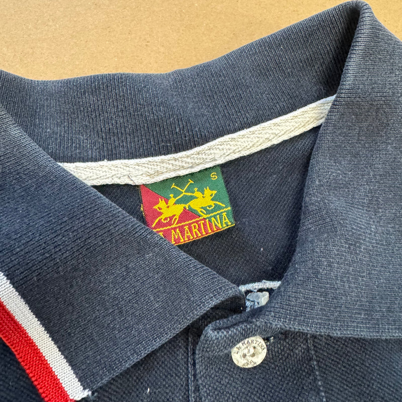 Detailansicht: Sourced limited accessories and clothes La Martina Porsche polo streetwear classic – Logo, Nähte oder Material