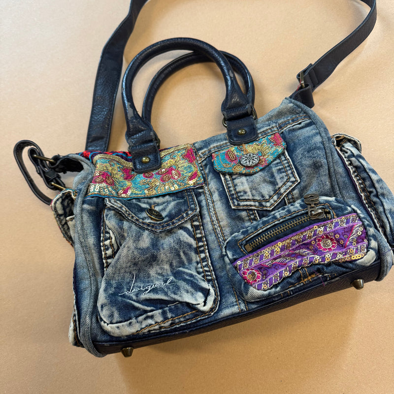 Detailansicht: Sourced limited accessories and clothes Desigual vintage Y2K jeans handbag – Logo, Nähte oder Material