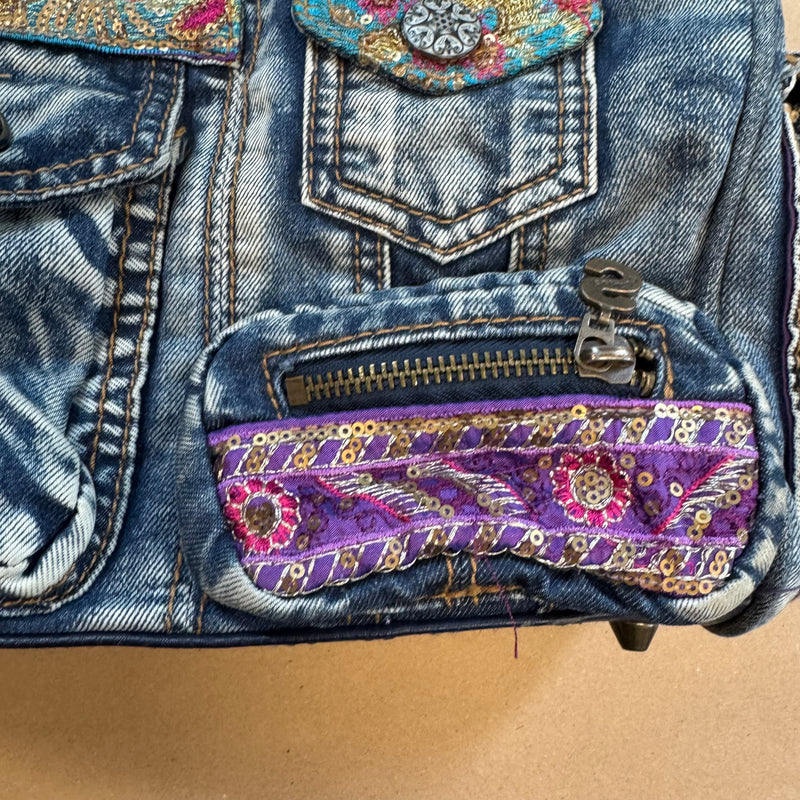 Detailansicht: Sourced limited accessories and clothes Desigual vintage Y2K jeans handbag – Logo, Nähte oder Material