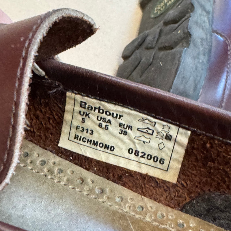 Detailansicht: Sourced limited accessories and clothes Barbour brown leather loafers/shoes – Logo, Nähte oder Material