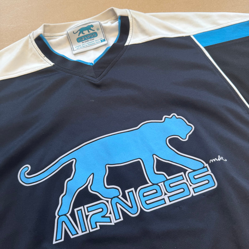 Detailansicht: Sourced limited accessories and clothes Streetwear style black Airness t-shirt – Logo, Nähte oder Material