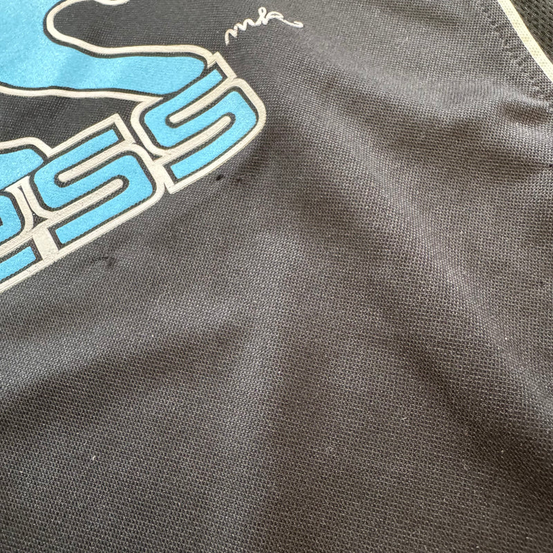 Detailansicht: Sourced limited accessories and clothes Streetwear style black Airness t-shirt – Logo, Nähte oder Material