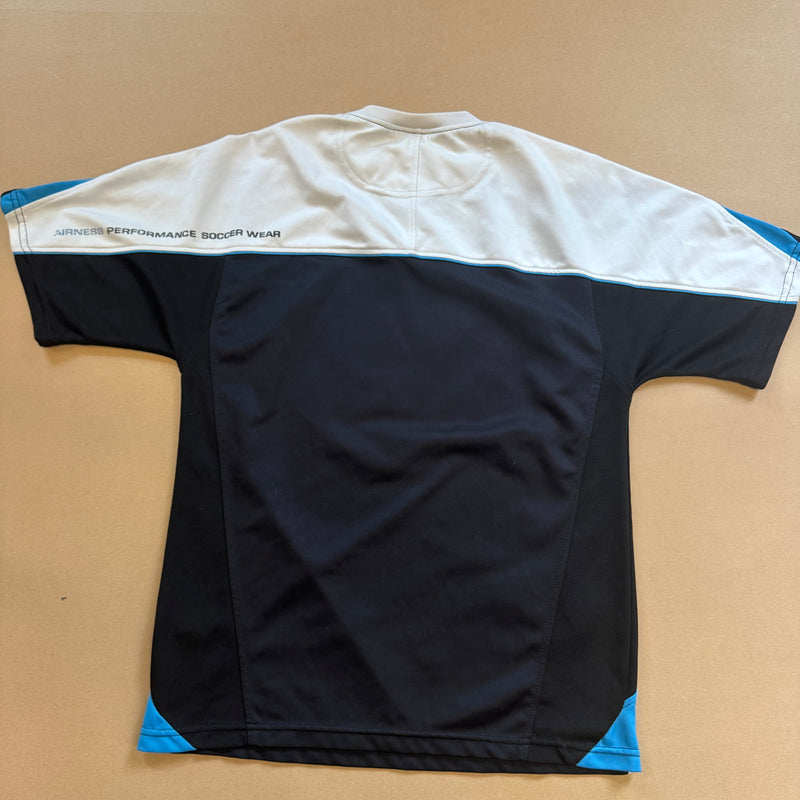 Detailansicht: Sourced limited accessories and clothes Streetwear style black Airness t-shirt – Logo, Nähte oder Material