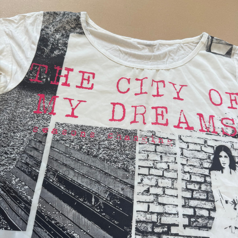 Detailansicht: Sourced limited accessories and clothes City of my dreams Y2K tee – Logo, Nähte oder Material