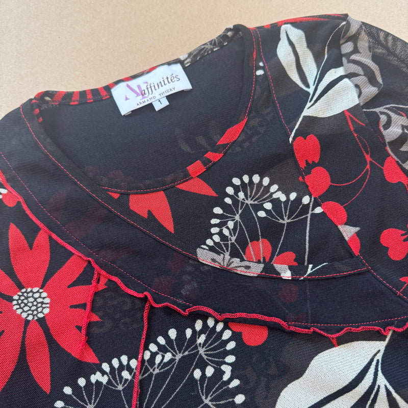 Detailansicht: Sourced limited accessories and clothes Affinités Armand Thiery black floral longsleeve. – Logo, Nähte oder Material
