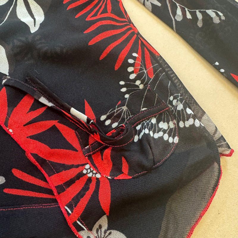 Detailansicht: Sourced limited accessories and clothes Affinités Armand Thiery black floral longsleeve. – Logo, Nähte oder Material