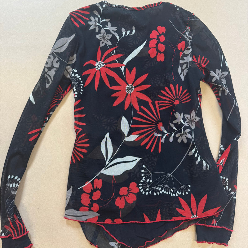 Detailansicht: Sourced limited accessories and clothes Affinités Armand Thiery black floral longsleeve. – Logo, Nähte oder Material