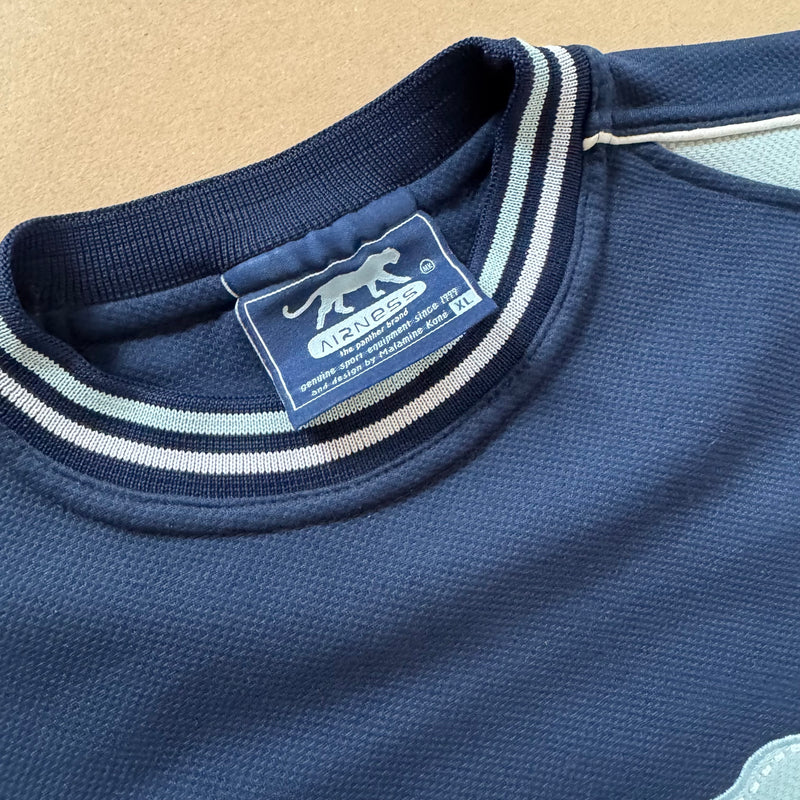 Detailansicht: Sourced limited accessories and clothes Airness retro 2000s streetwear sweatshirt – Logo, Nähte oder Material