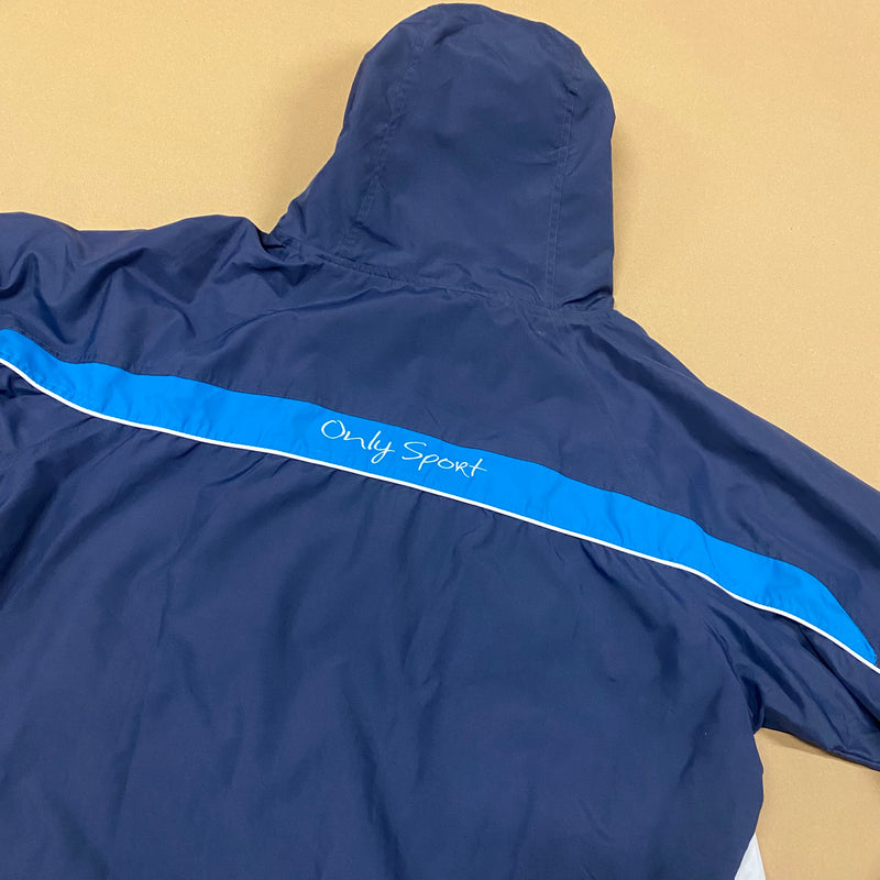 Detailansicht: Sourced limited accessories and clothes Airness rainprotective hoodie – Logo, Nähte oder Material