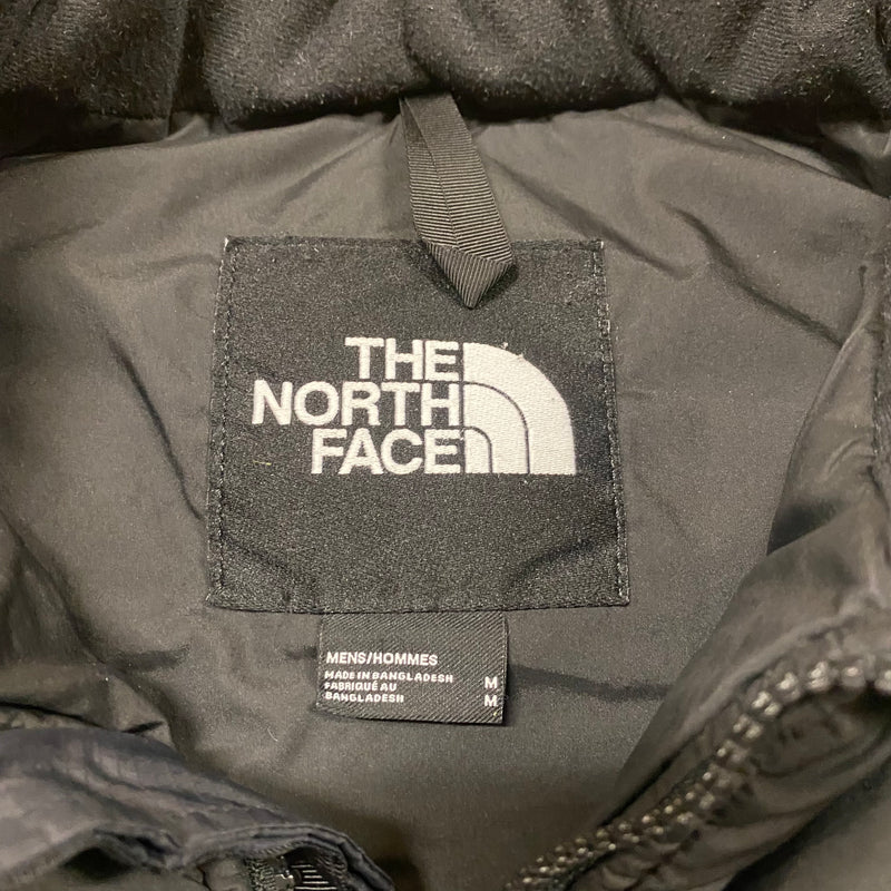 Detailansicht: Sourced limited accessories and clothes The North face vest – Logo, Nähte oder Material