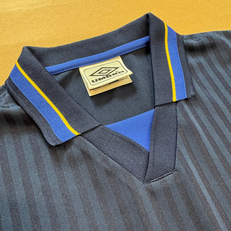 Detailansicht: Sourced limited accessories and clothes Umbro streetwear style oversized jersey – Logo, Nähte oder Material