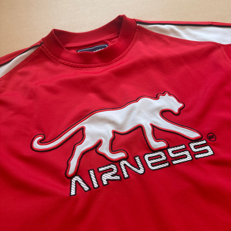 Detailansicht: Sourced limited accessories and clothes Airness vintage sportswear red t-shirt – Logo, Nähte oder Material