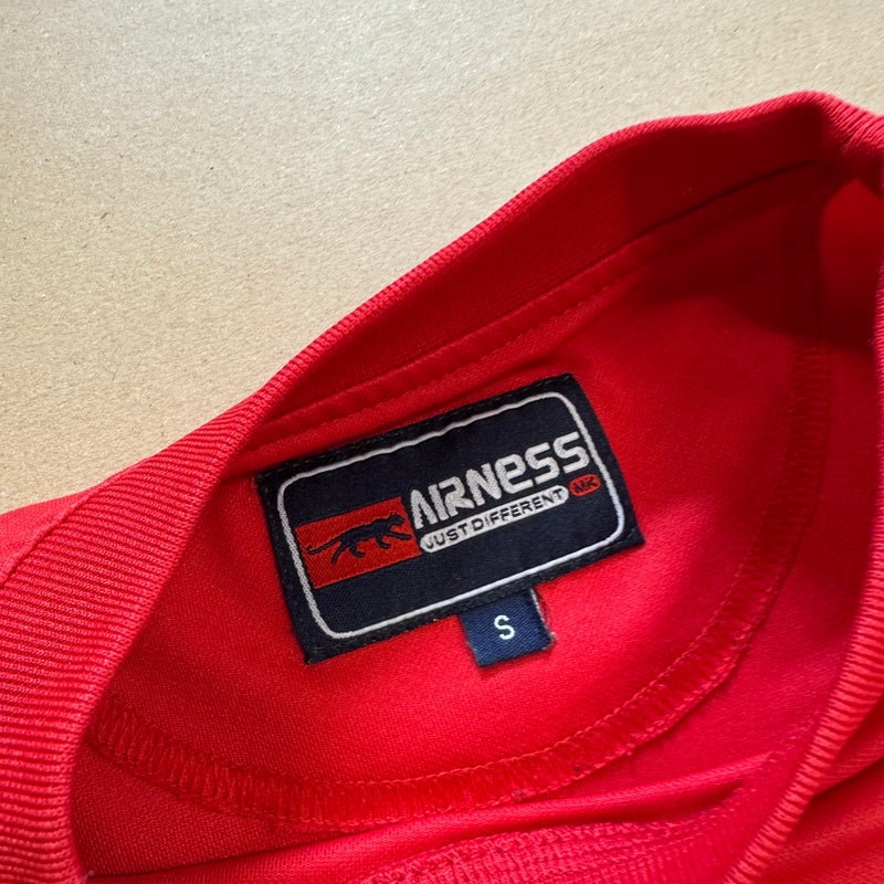 Detailansicht: Sourced limited accessories and clothes Airness vintage sportswear red t-shirt – Logo, Nähte oder Material